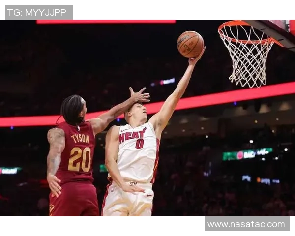 行云流水！维金斯反击助飞哈克斯空接暴扣反超